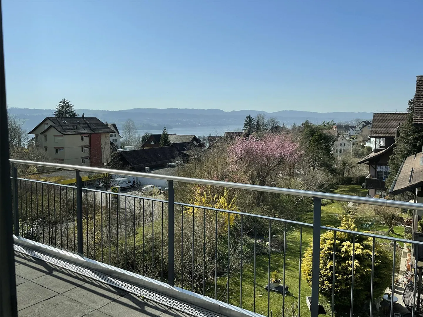 Grosszügige Dachwohnung mit Seeblick - Foto 1 von 11