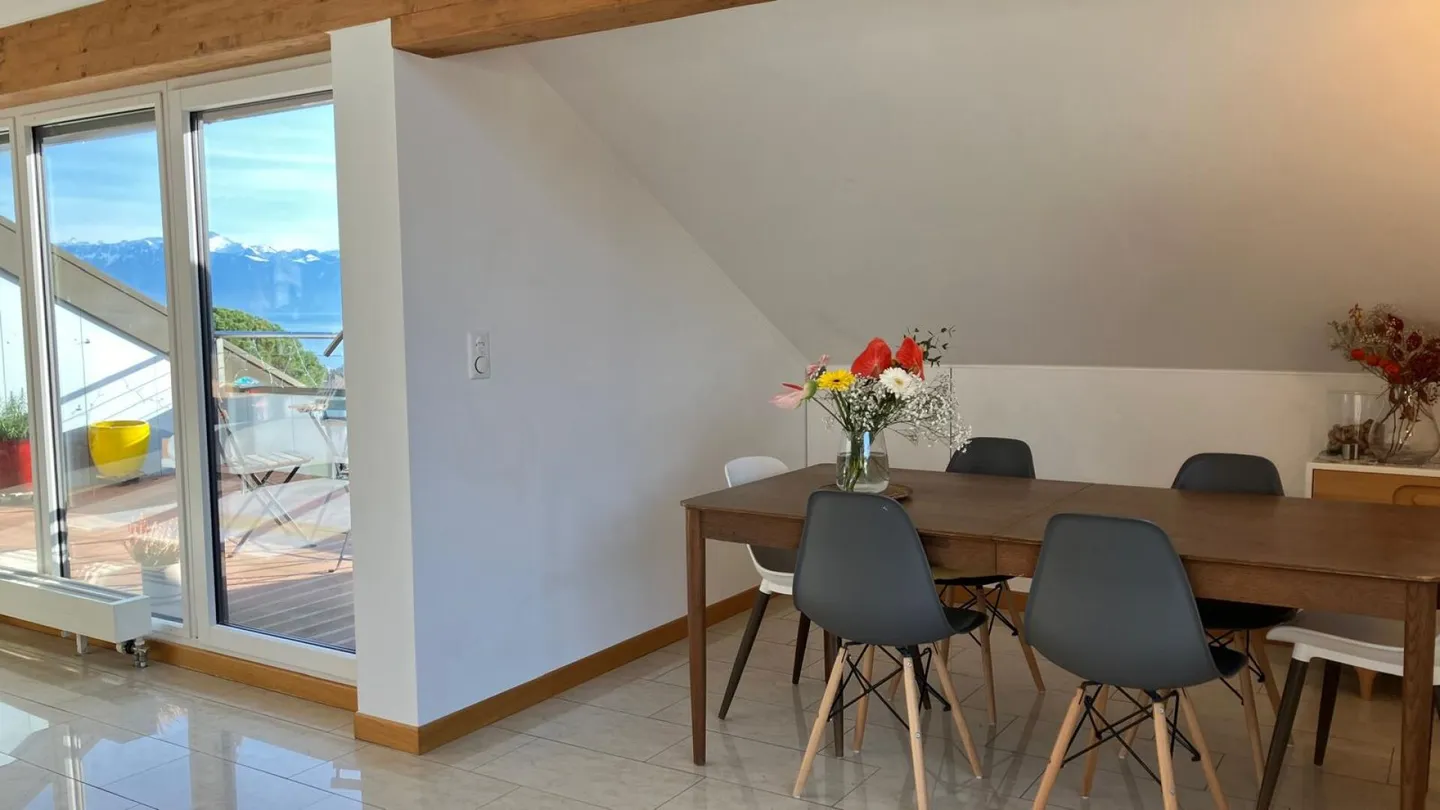 Attic with mezzanine and panoramic view of the lake and mountains! - Photo 10 of 20