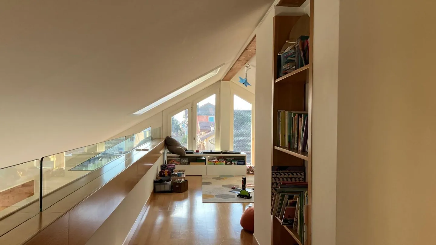 Attic with mezzanine and panoramic view of the lake and mountains! - Photo 15 of 20