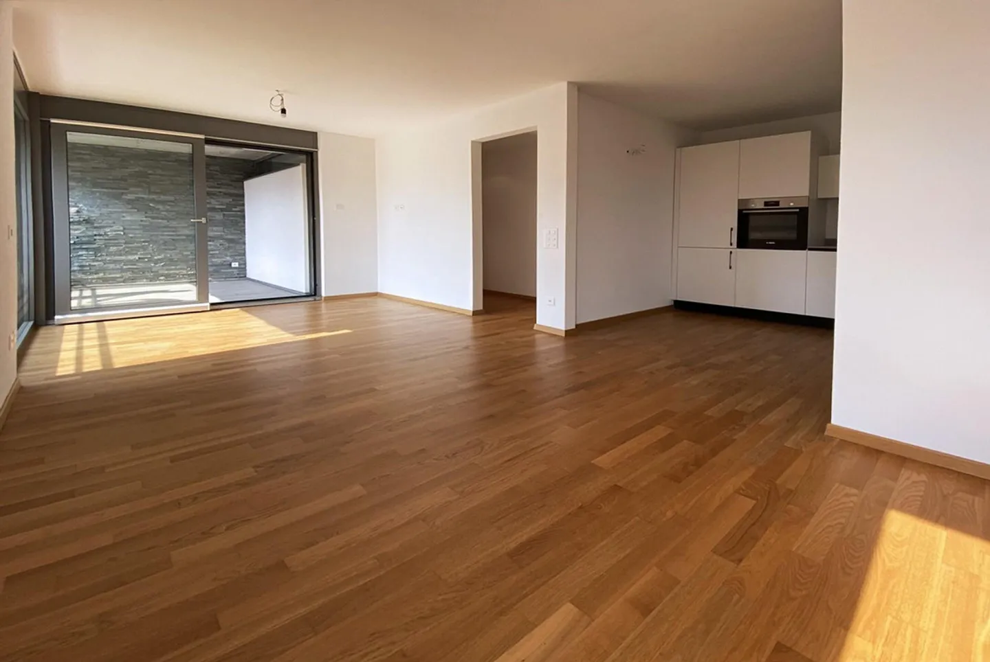 OCCASION - MODERNE 4.5 AVEC TERRASSE À MENDRISIO CENTRE - Photo 2 sur 10