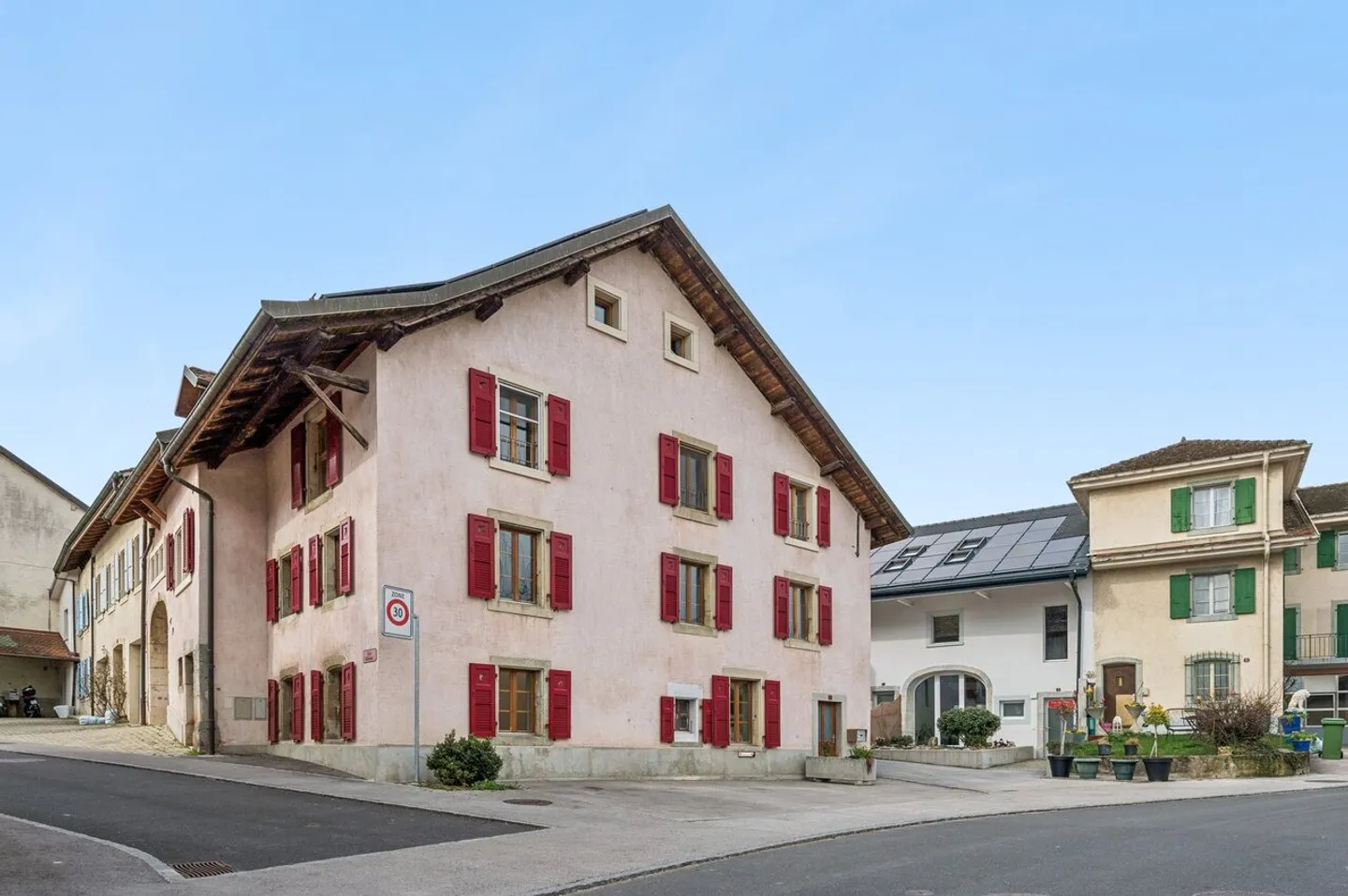 Intergenerational House with 3 Apartments - Photo 13 of 13