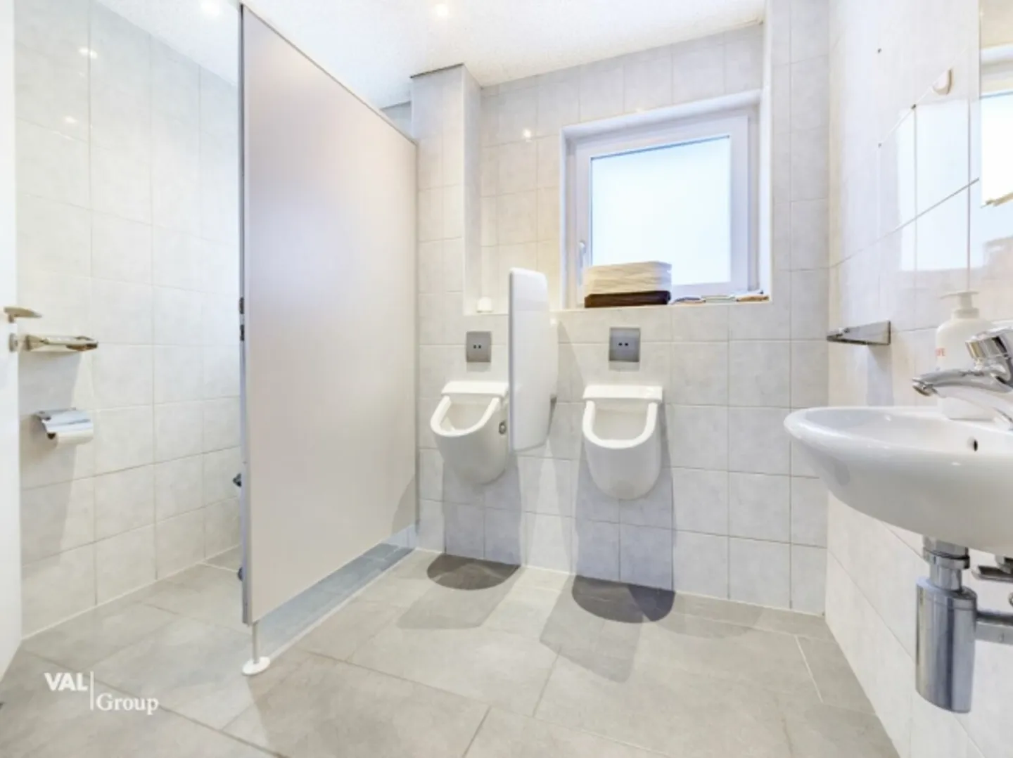 Your Chance as a Restaurateur in a Traditional Restaurant with Great Potential - Photo 12 of 16