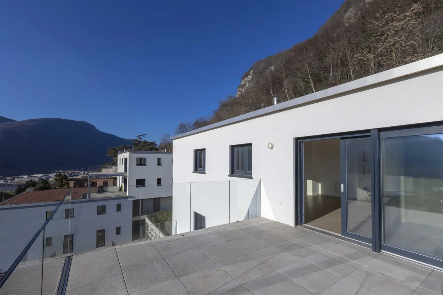 ATTIQUE MODERNE 3.5 PIÈCES DANS UNE NOUVELLE RÉSIDENCE À MENDRISIO - Photo 1 sur 11