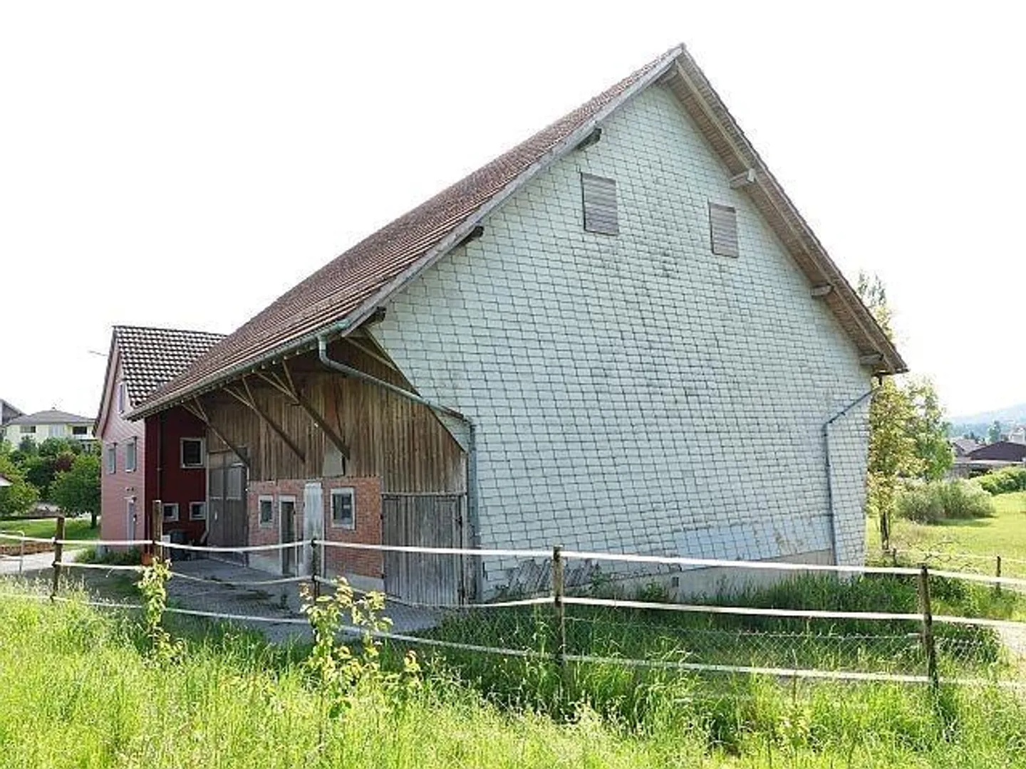 Residential building with barn - Photo 2 of 3