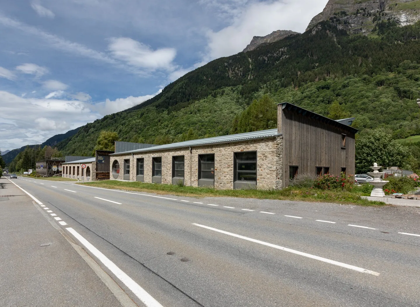 Gewerbegebäude - Foto 1 von 6