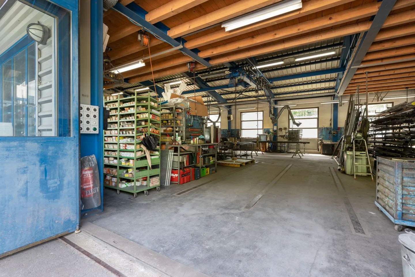 Gewerbegebäude - Foto 2 von 6