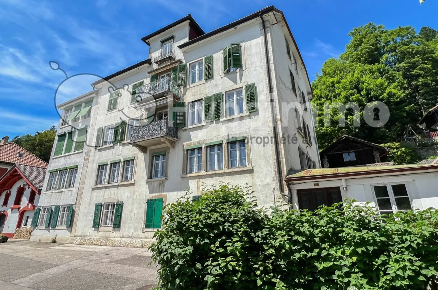 Bâtiment idéal avec places de parking et un rendement de 6,5 % - Photo 1 sur 14