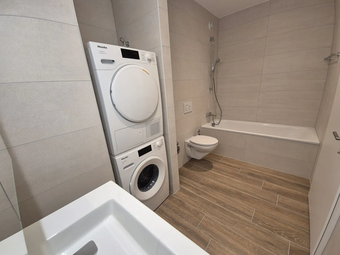 Berges 3 - 4,5-Zimmer-Wohnung im 4. Stock - Foto 4 von 10