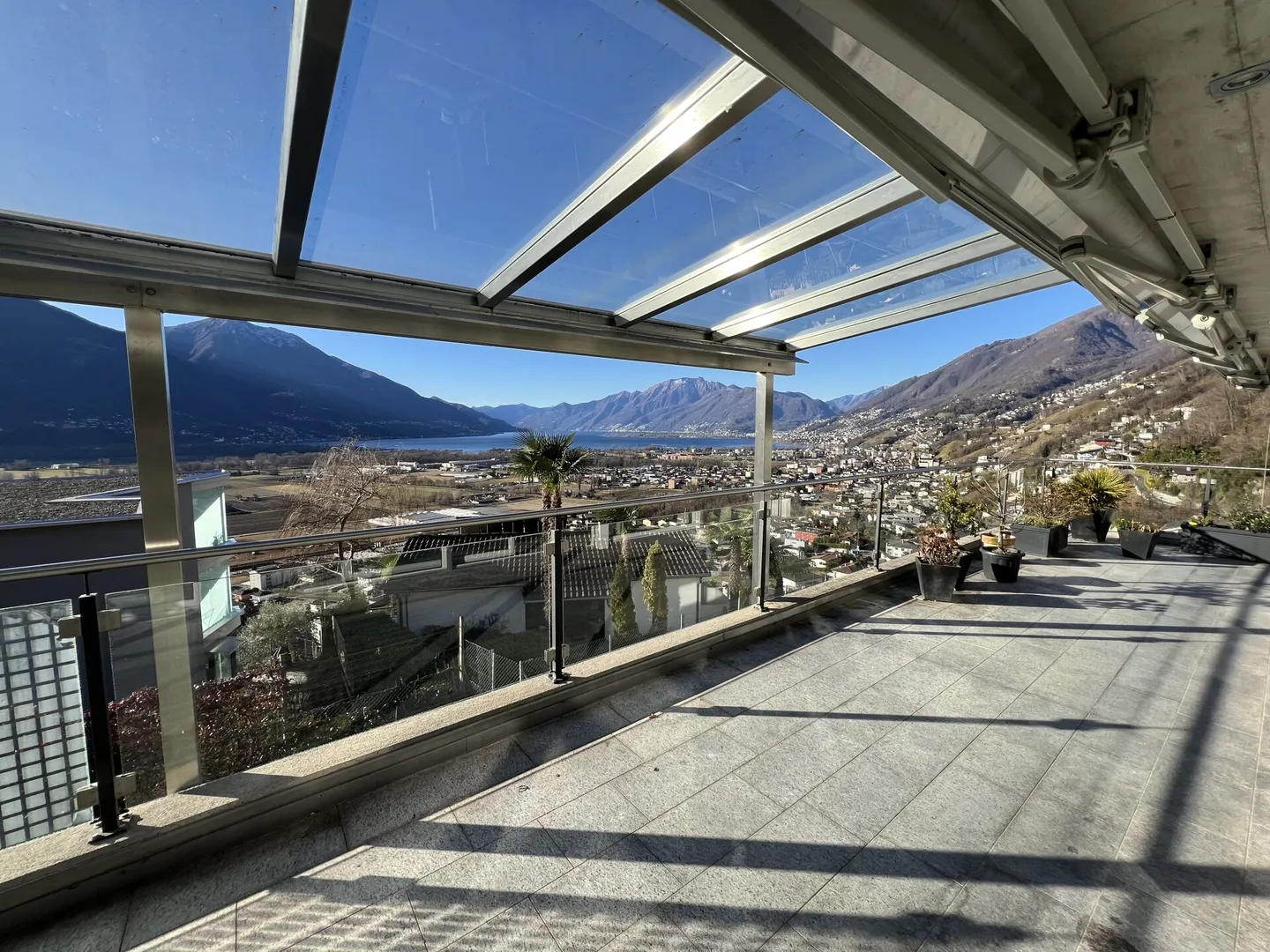 Appartamento di 5,5 stanze con piscina e vista mozzafiato - Foto 3 di 19