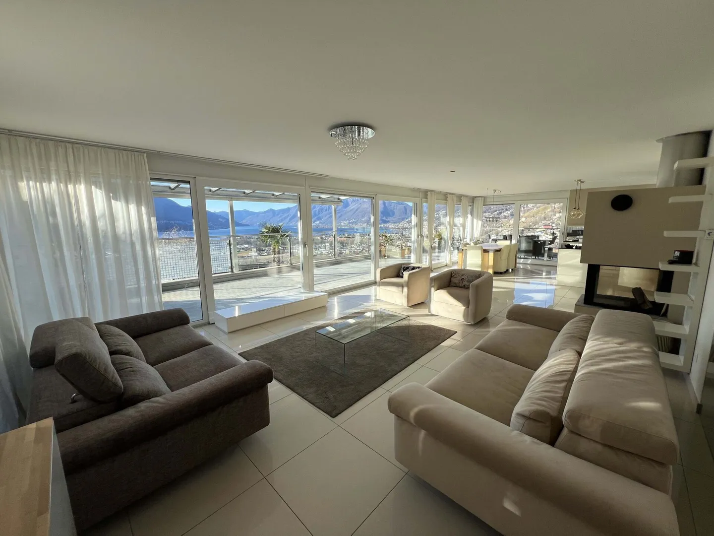 Appartamento di 5,5 stanze con piscina e vista mozzafiato - Foto 2 di 19