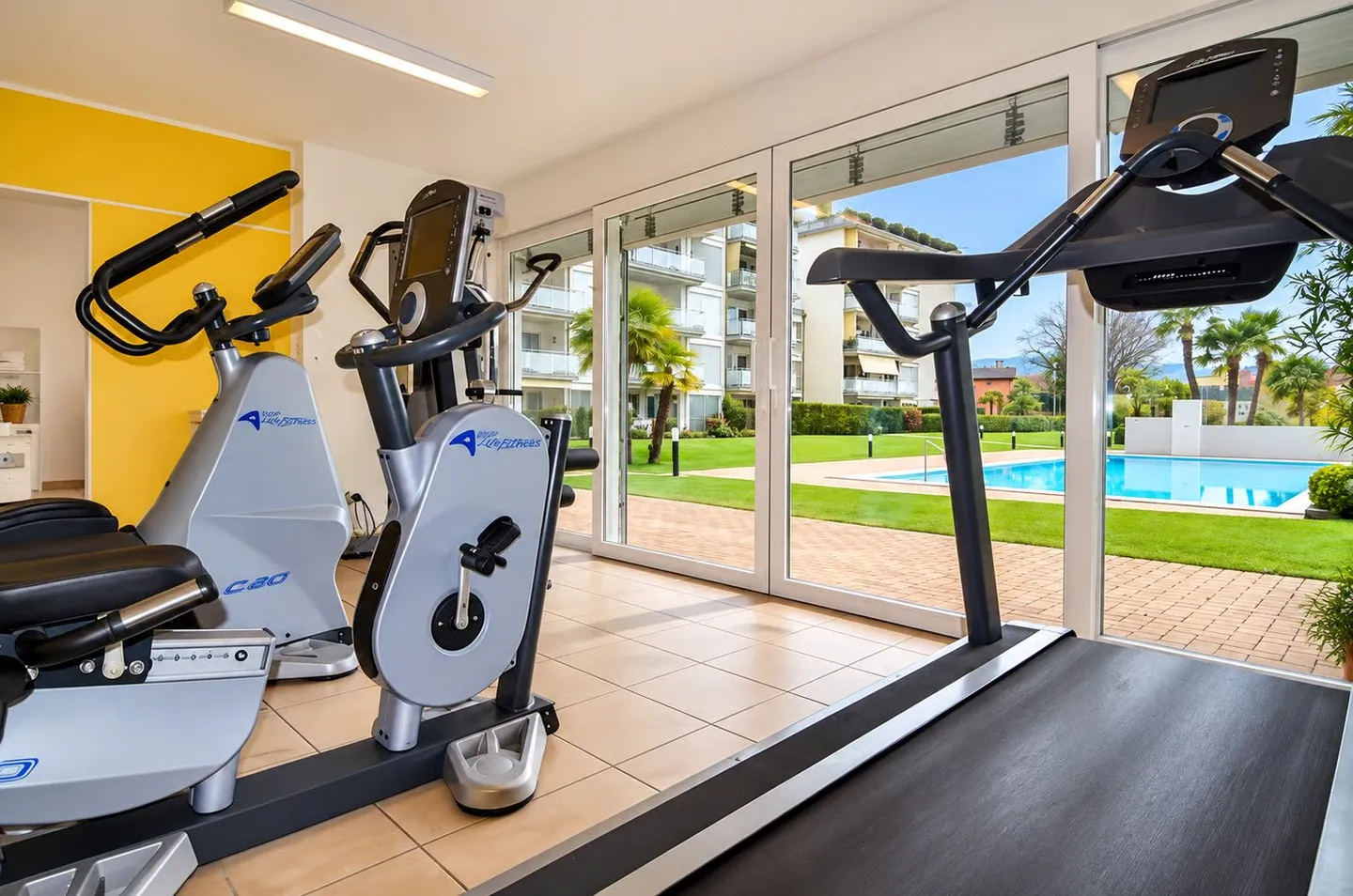 3 Zimmer mit großer Terrasse, Schwimmbad, Fitnessraum und Wellnessbereich - Foto 8 von 13