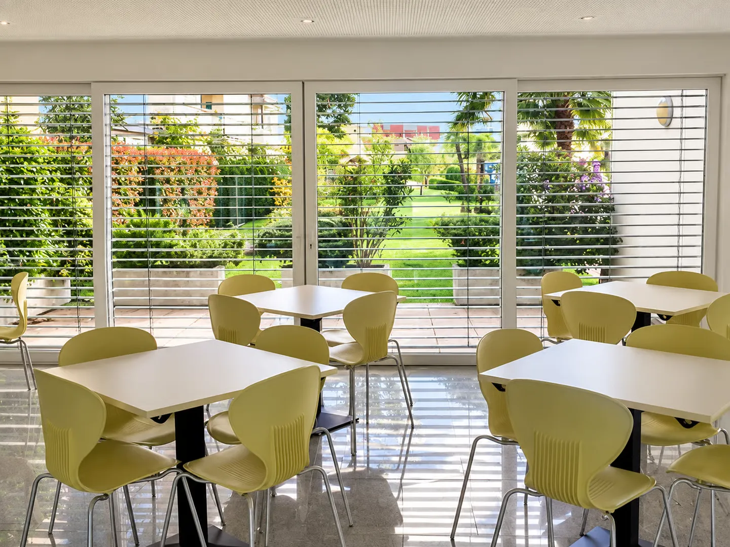 3 Zimmer mit großer Terrasse, Schwimmbad, Fitnessraum und Wellnessbereich - Foto 9 von 13