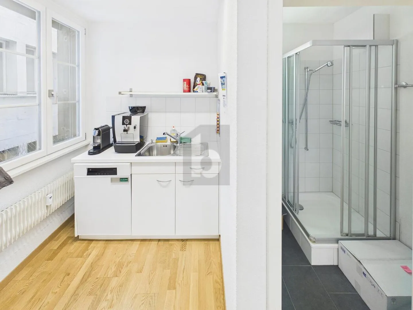 CENTRAL, PRACTICAL AND SPACIOUS - Photo 5 of 6