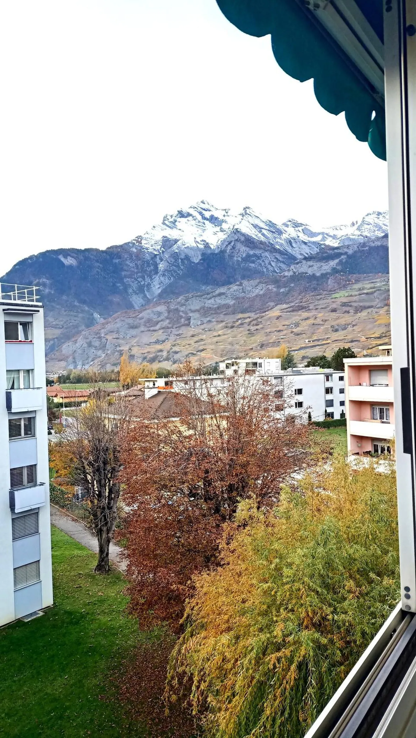 Bel appartement rafraîchi, calme, proche  de la gare avec place de parc - Foto 8 di 13