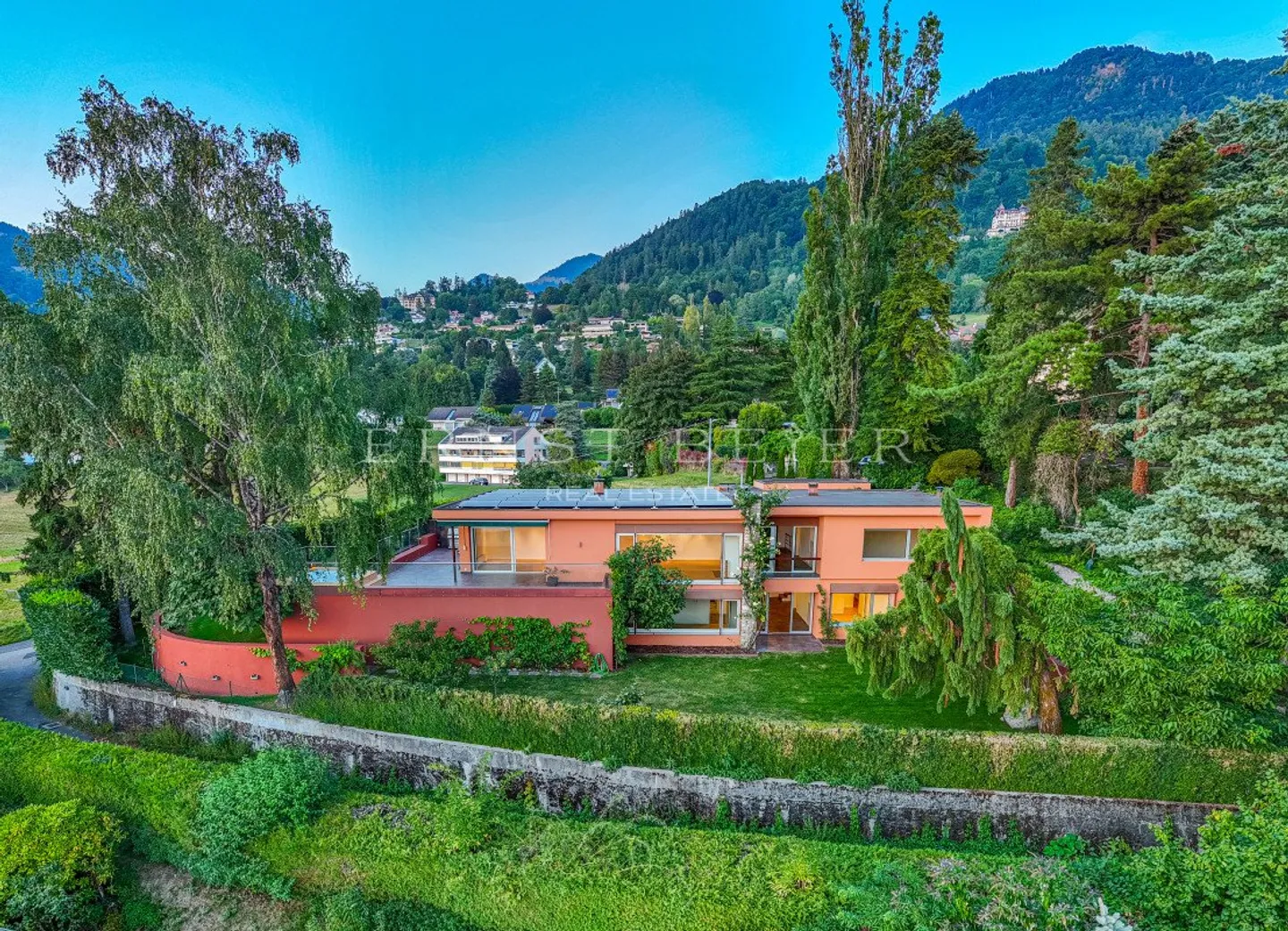 Villa d'exception avec vue sur le lac - Photo 2 sur 13