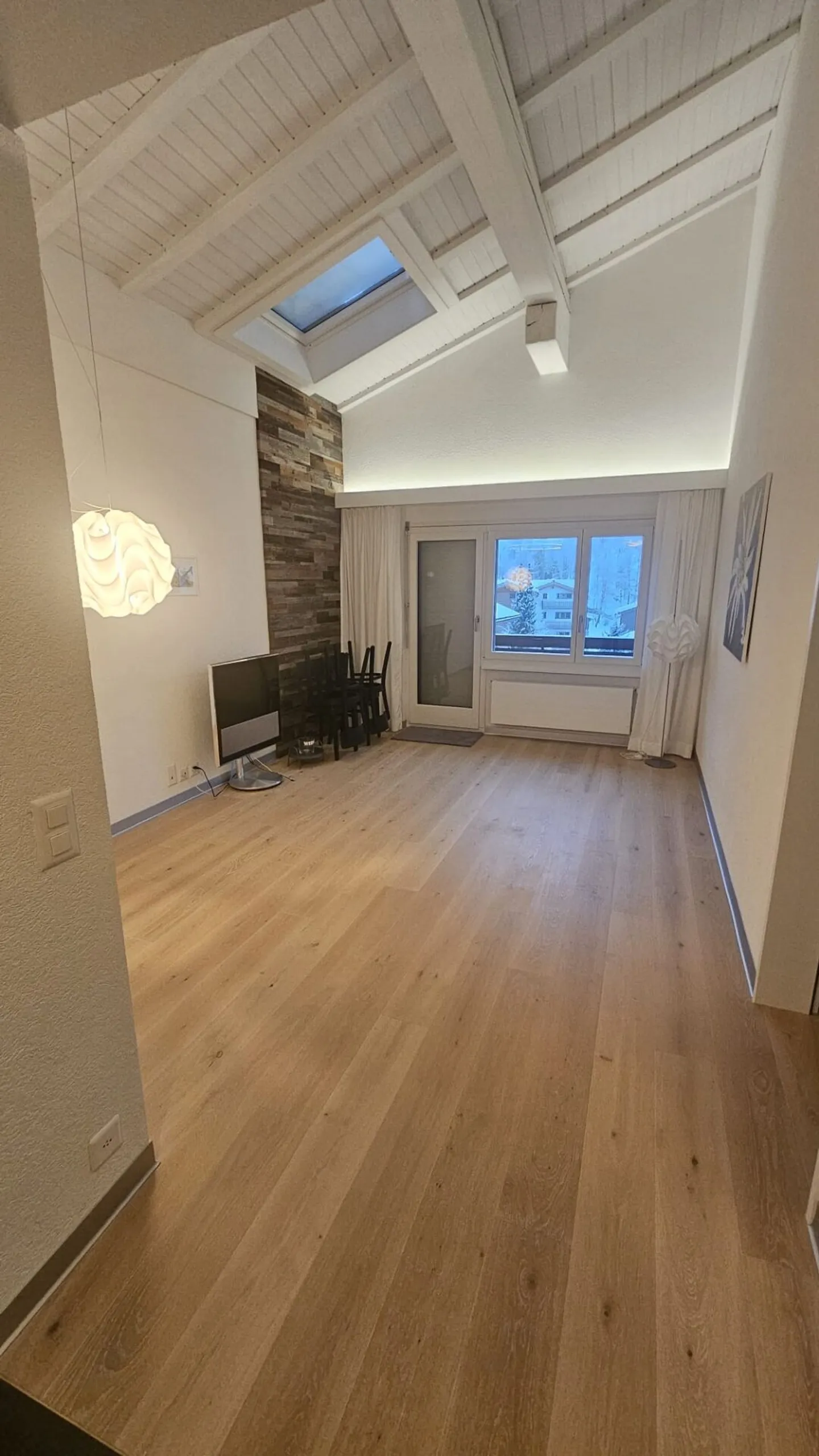 Everest sunny 2.5 room penthouse apartment for long-term rent (no seasonal rental) - Photo 2 of 12