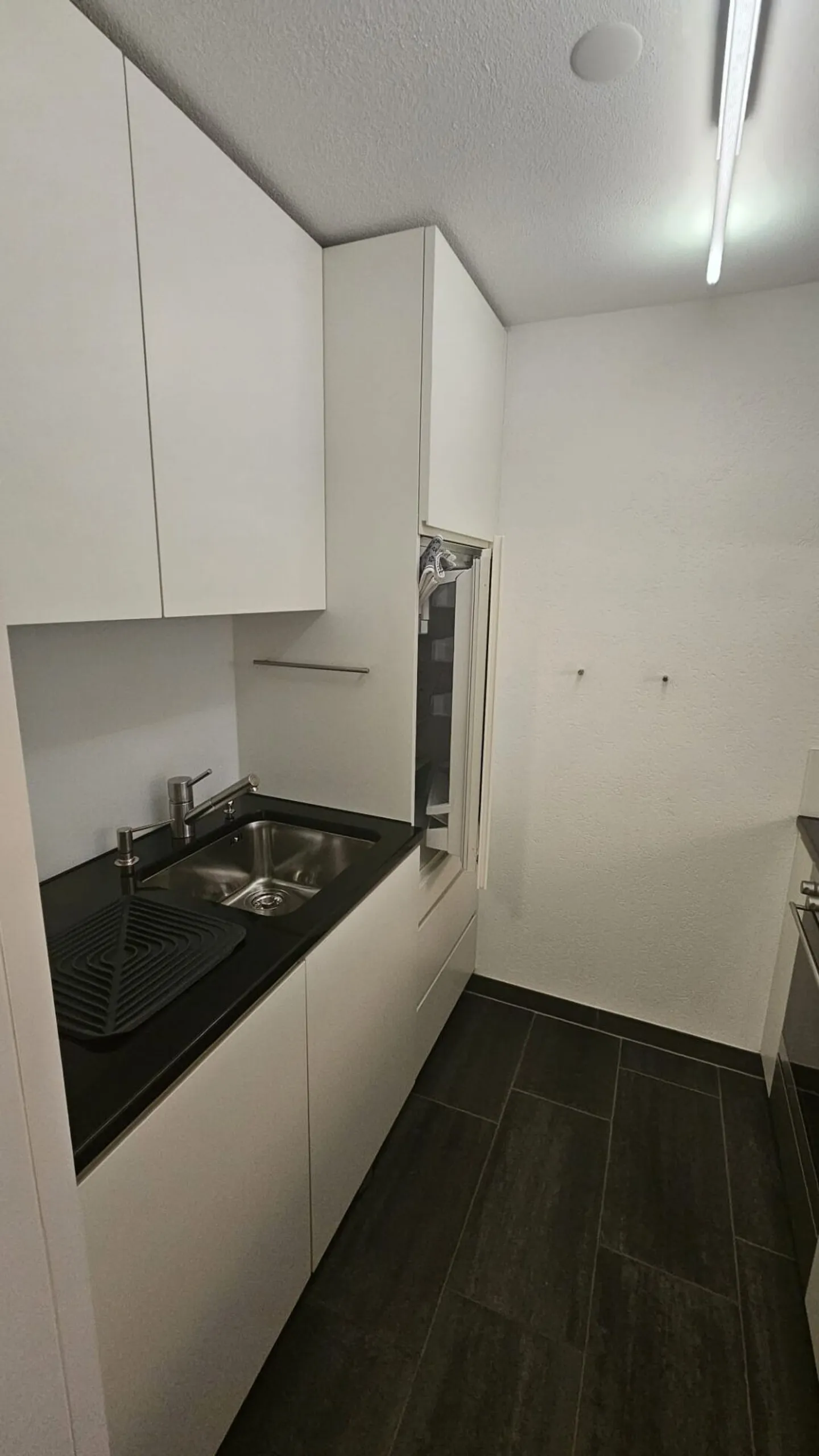 Everest sunny 2.5 room penthouse apartment for long-term rent (no seasonal rental) - Photo 7 of 12