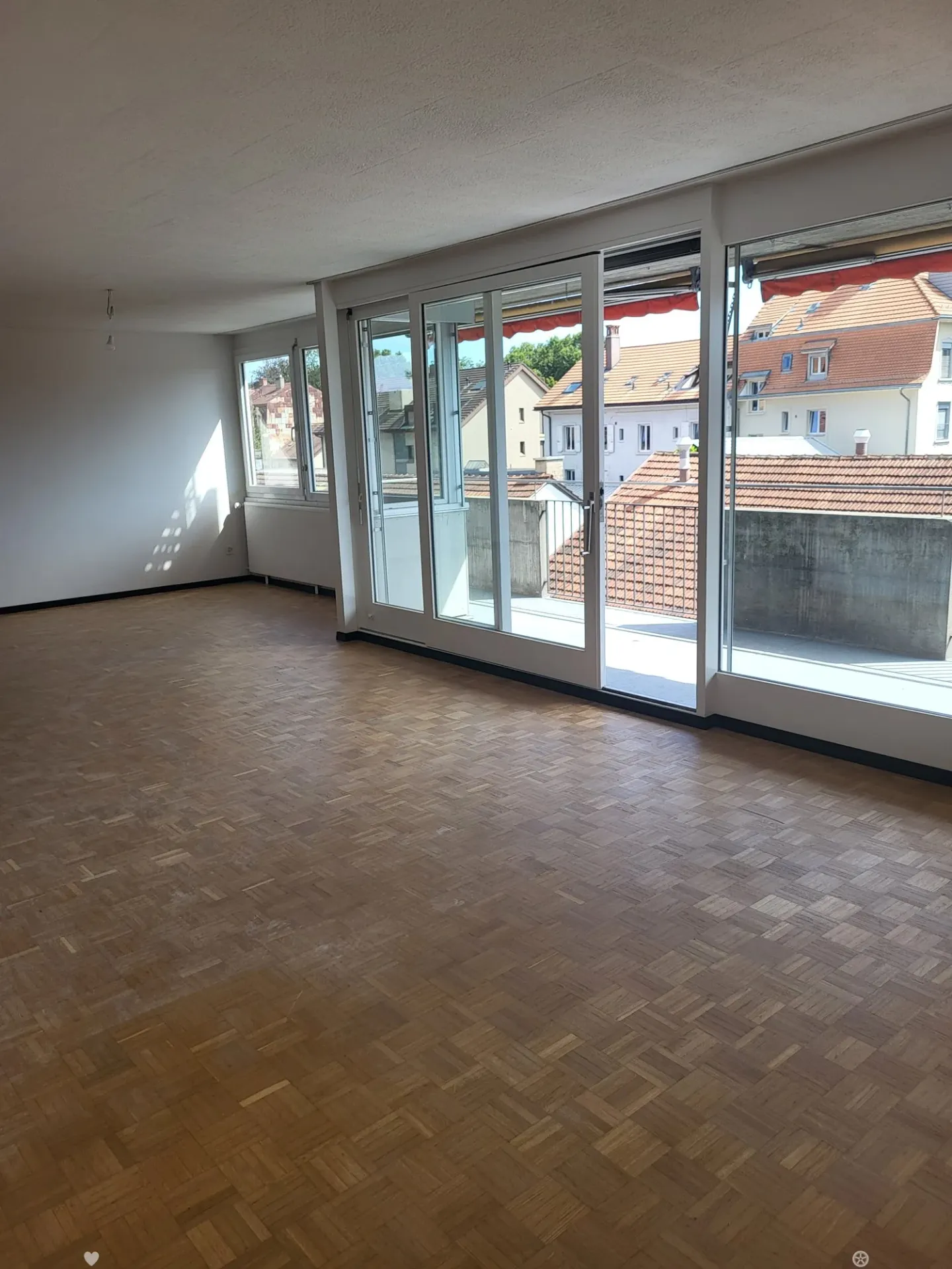 Extraordinary 4.5-room apartment with various balconies and elevator in Biel - Photo 4 of 19