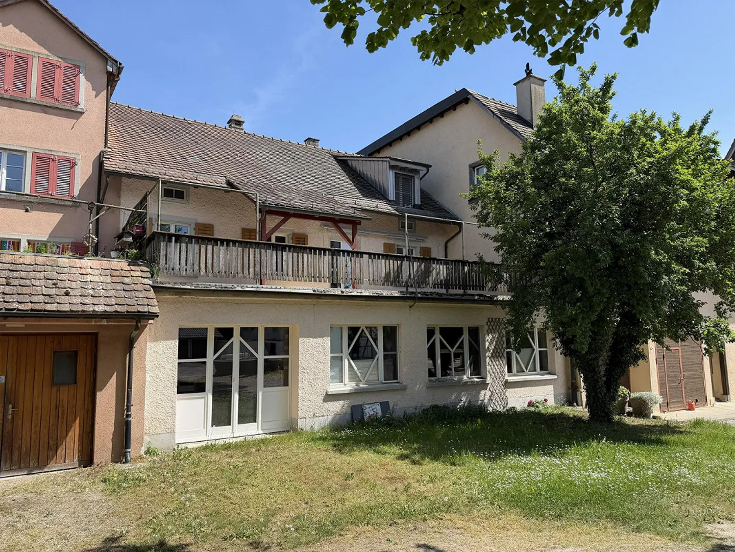 Maison résidentielle spacieuse avec 2-3 appartements et potentiel d'aménagement dans le centre-ville - Photo 1 sur 18