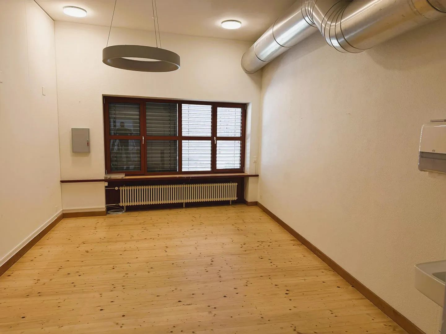 Maison résidentielle spacieuse avec 2-3 appartements et potentiel d'aménagement dans le centre-ville - Photo 5 sur 18