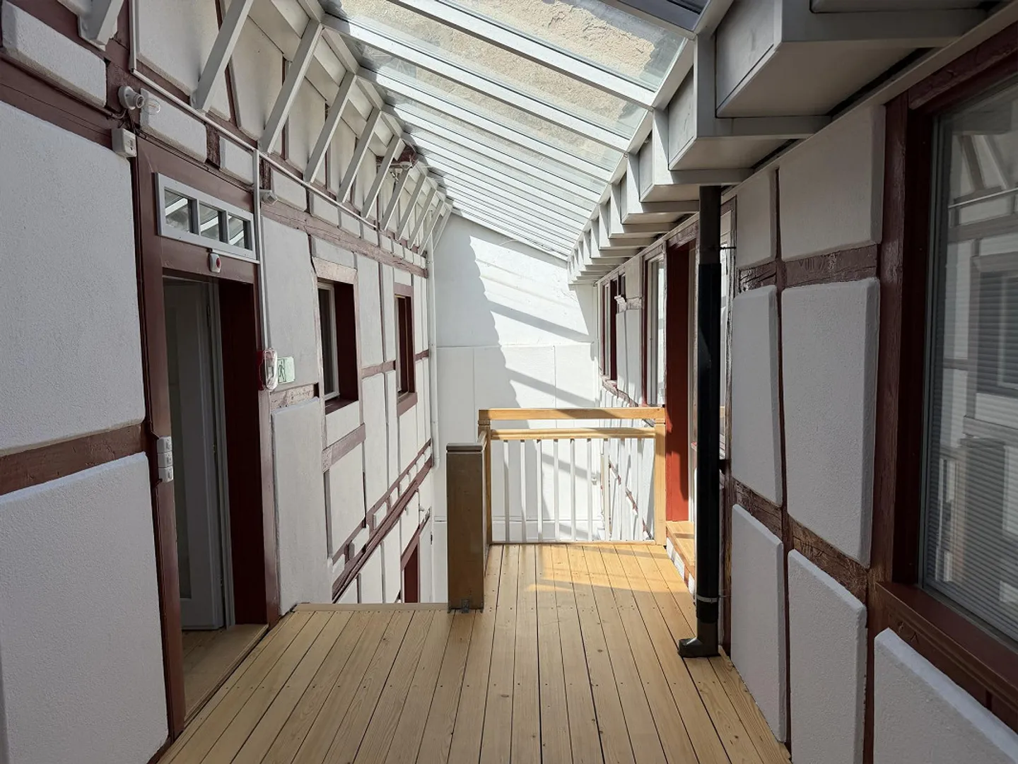 Maison résidentielle spacieuse avec 2-3 appartements et potentiel d'aménagement dans le centre-ville - Photo 7 sur 18