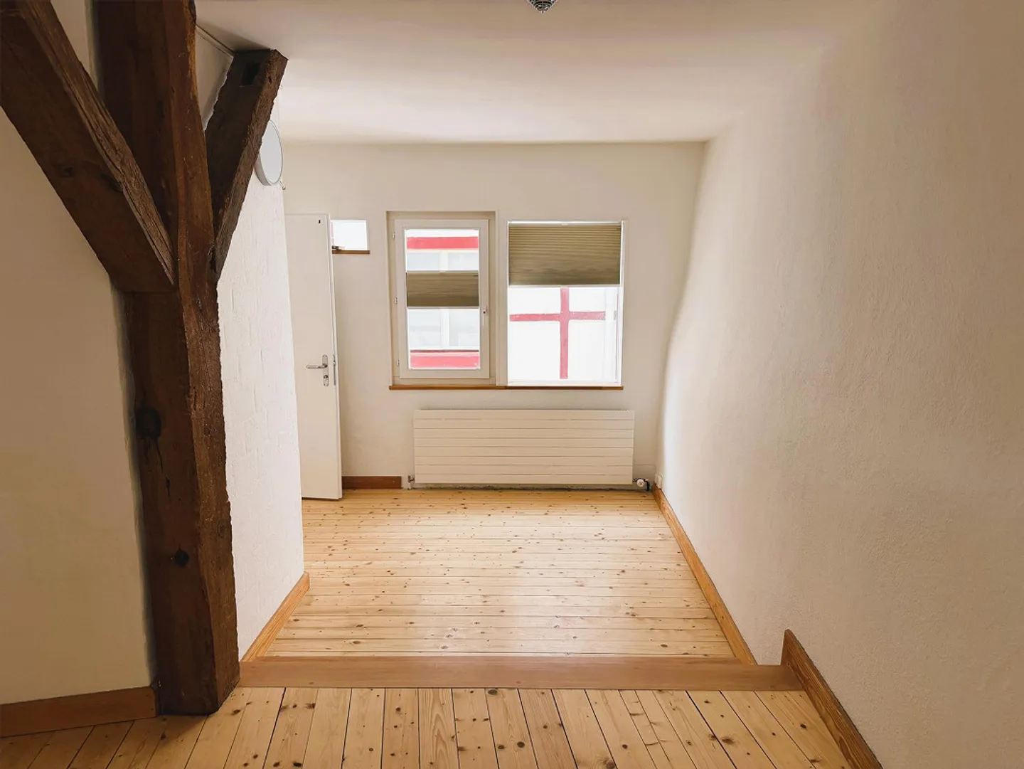 Maison résidentielle spacieuse avec 2-3 appartements et potentiel d'aménagement dans le centre-ville - Photo 8 sur 18