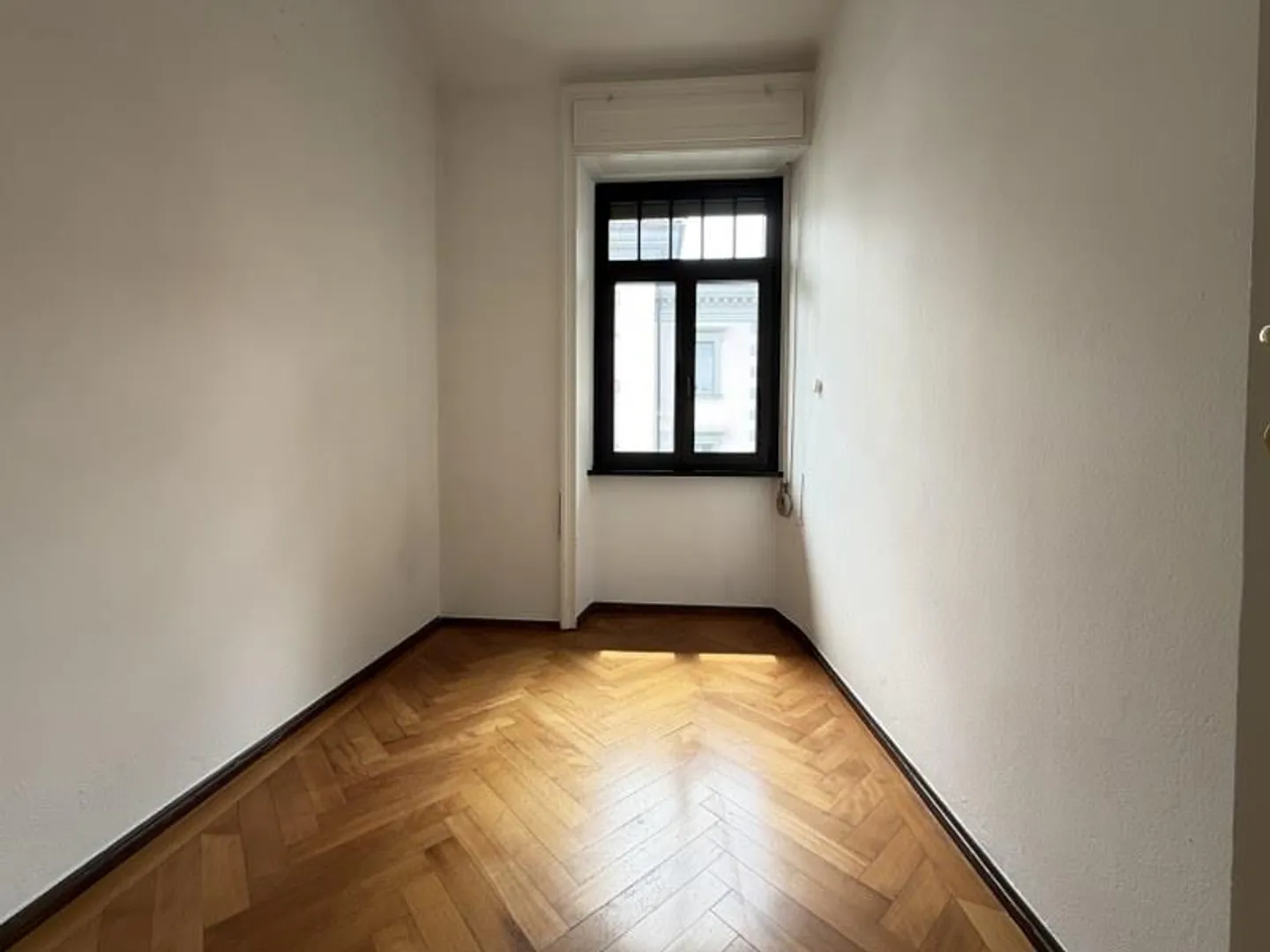 5.5-ZIMMER-WOHNUNG IN ELEGANTER VILLA AUS DER EPOCHE, IM STADTZENTRUM - Foto 6 von 13