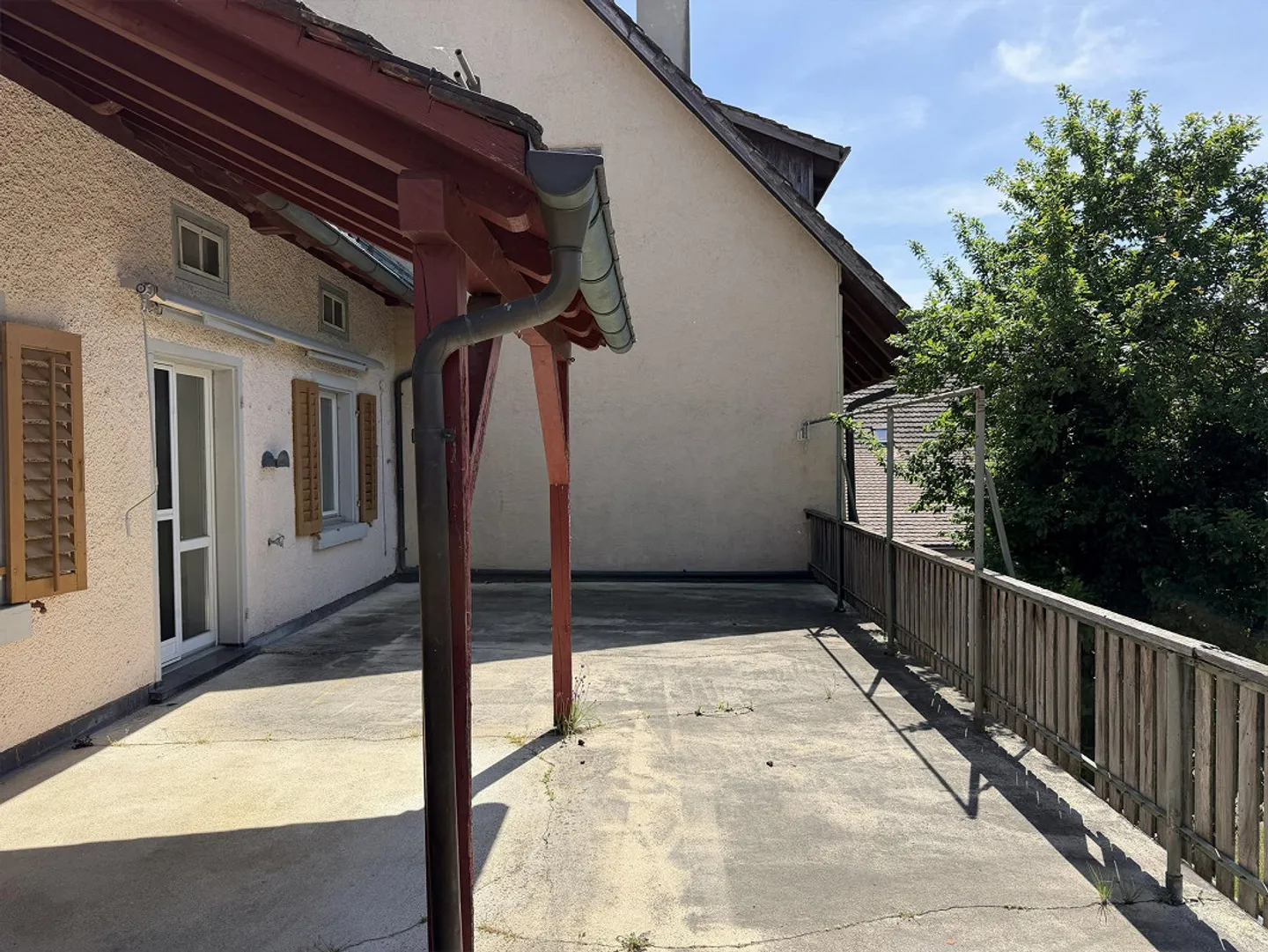 Maison résidentielle spacieuse avec 2-3 appartements et potentiel d'aménagement dans le centre-ville - Photo 14 sur 18