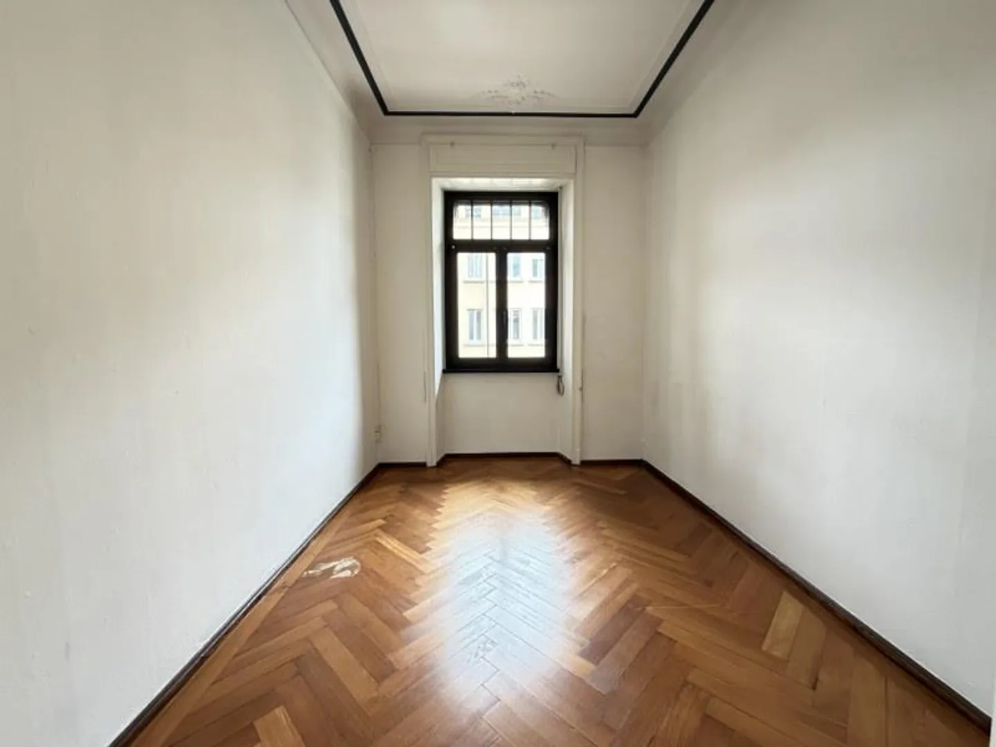 5.5-ZIMMER-WOHNUNG IN ELEGANTER VILLA AUS DER EPOCHE, IM STADTZENTRUM - Foto 8 von 13