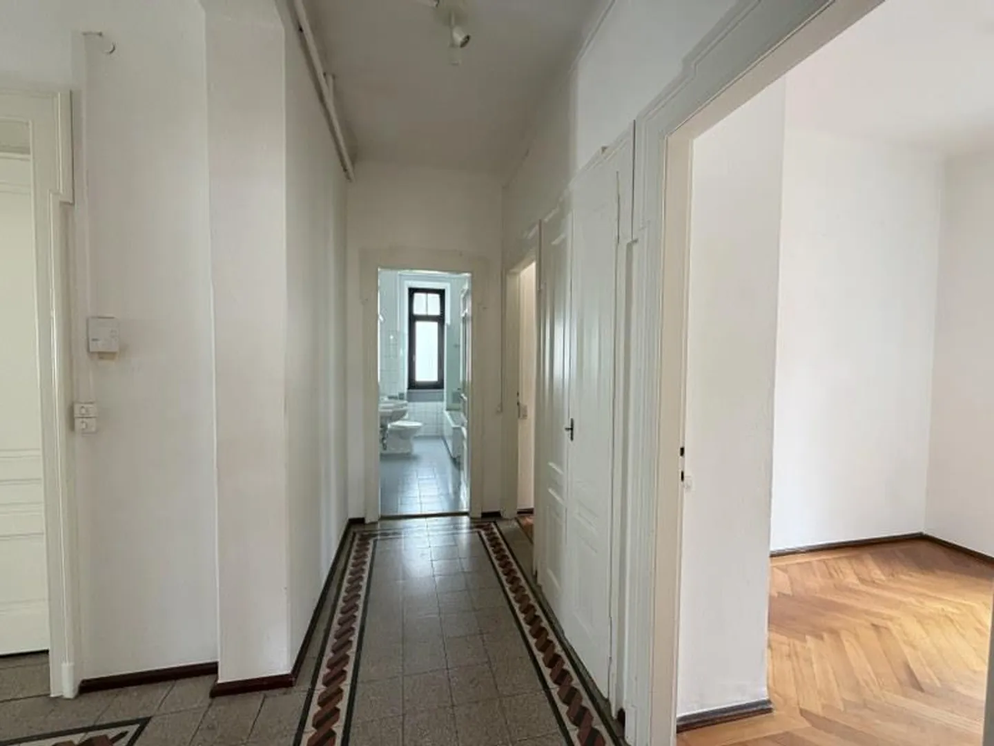 5.5-ZIMMER-WOHNUNG IN ELEGANTER VILLA AUS DER EPOCHE, IM STADTZENTRUM - Foto 10 von 13