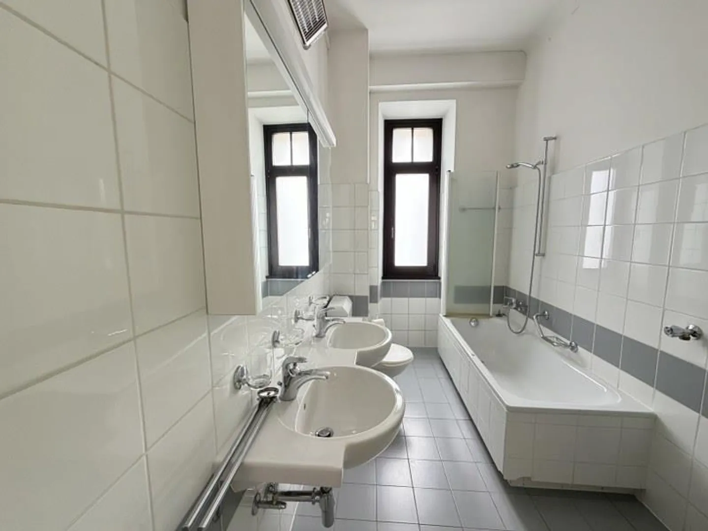 5.5-ZIMMER-WOHNUNG IN ELEGANTER VILLA AUS DER EPOCHE, IM STADTZENTRUM - Foto 12 von 13