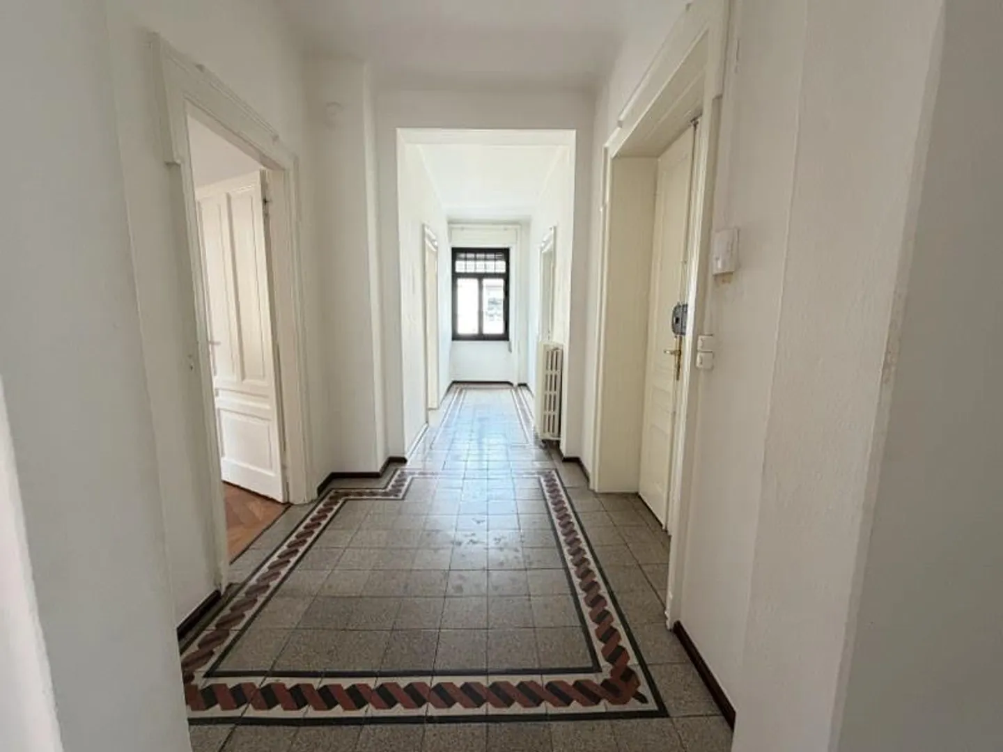 5.5-ZIMMER-WOHNUNG IN ELEGANTER VILLA AUS DER EPOCHE, IM STADTZENTRUM - Foto 11 von 13