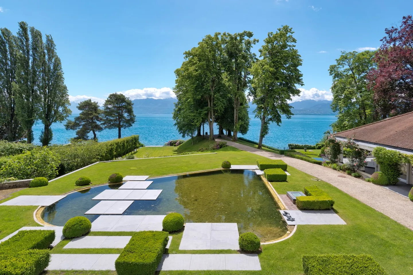 Sublime proprietà padronale a piedi nell'acqua con spiaggia privata e garage per barche - Foto 3 di 13
