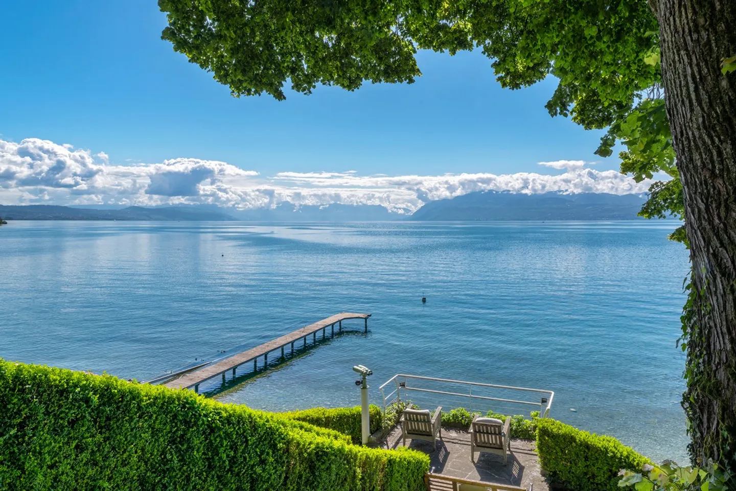 Sublime proprietà padronale a piedi nell'acqua con spiaggia privata e garage per barche - Foto 4 di 13