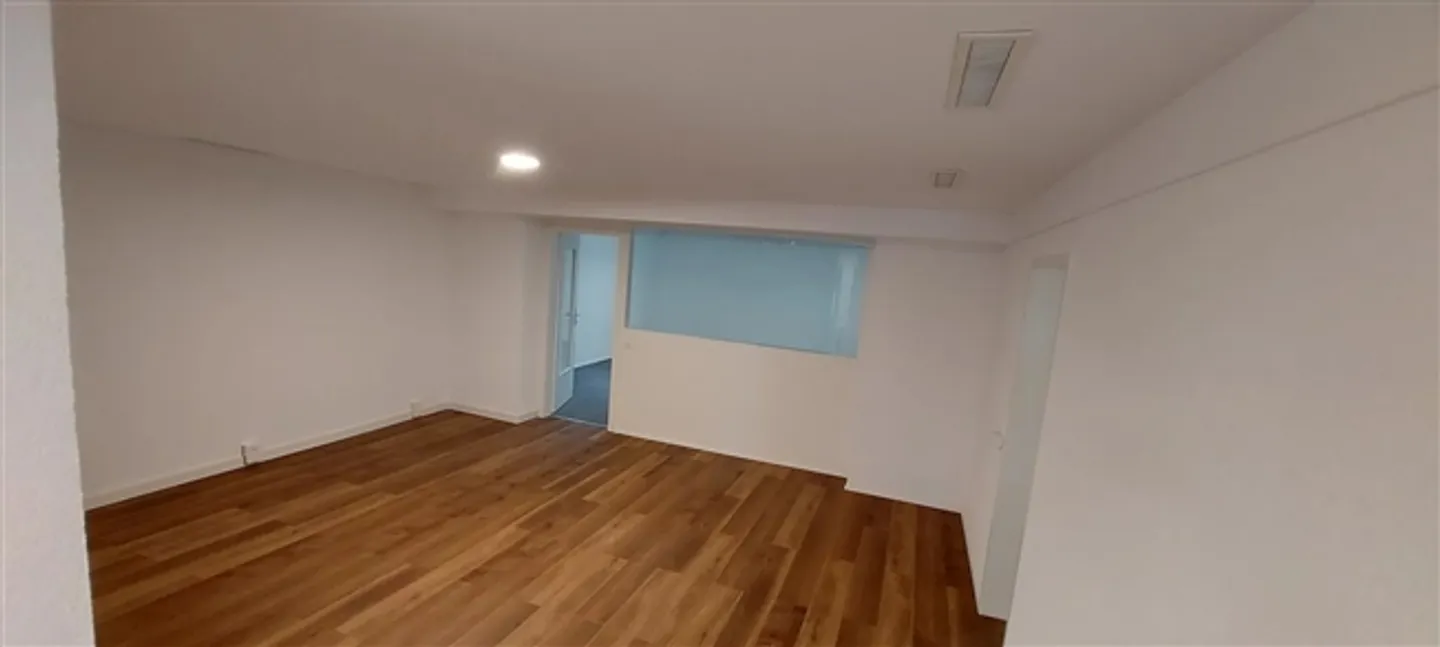 Ideally located 100 m² offices - Photo 3 of 8