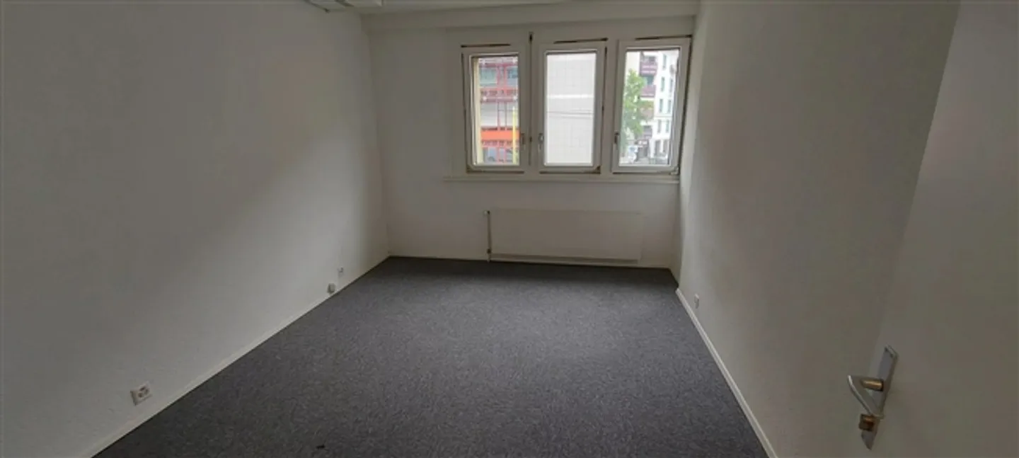 Ideally located 100 m² offices - Photo 7 of 8