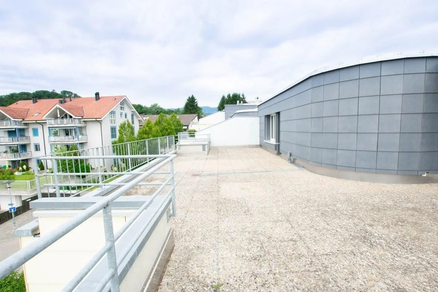 Penthouse apartment with large terrace near the agricultural zone in Brügg - Photo 2 of 12