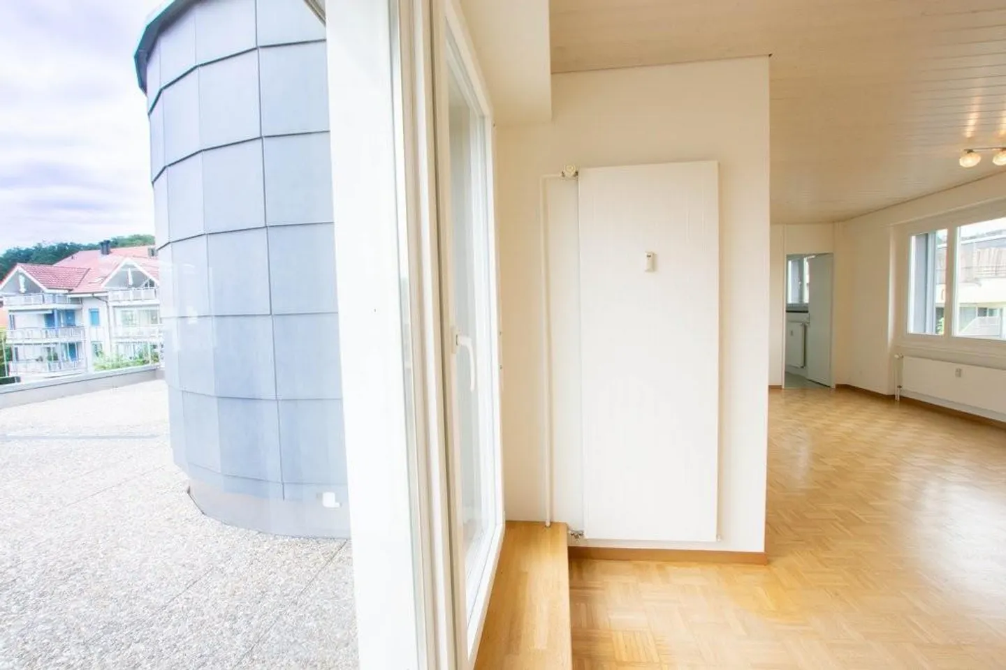Penthouse apartment with large terrace near the agricultural zone in Brügg - Photo 5 of 12