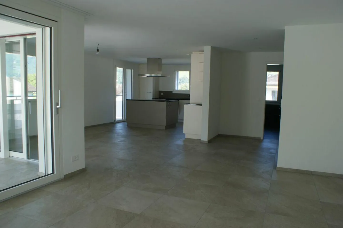 Attractive 5.5-room apartment in a quiet residential area - Photo 2 of 11