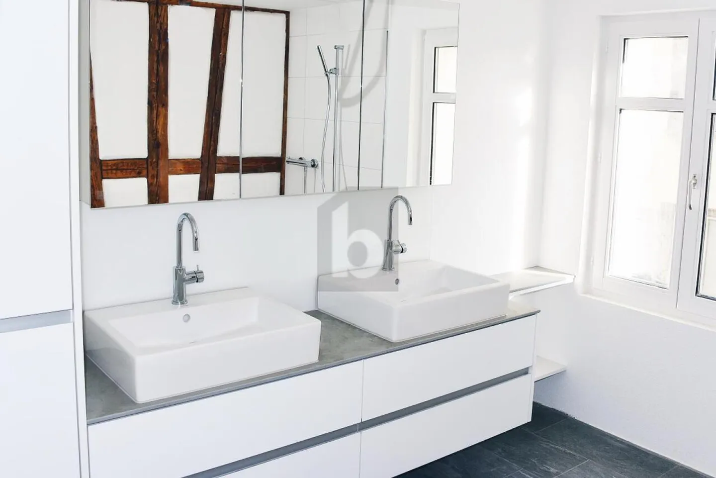 CENTRALE, CON AREA SEDUTA IN GIARDINO - Foto 3 di 6