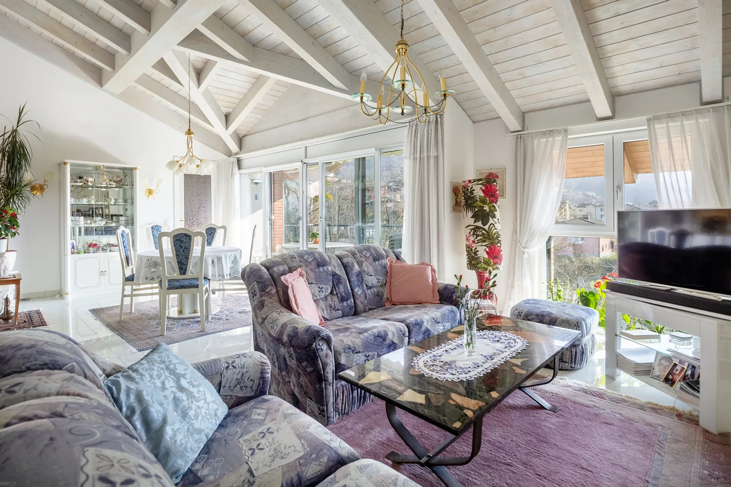 Helles Dachgeschossapartment mit offener Aussicht - Foto 1 von 10