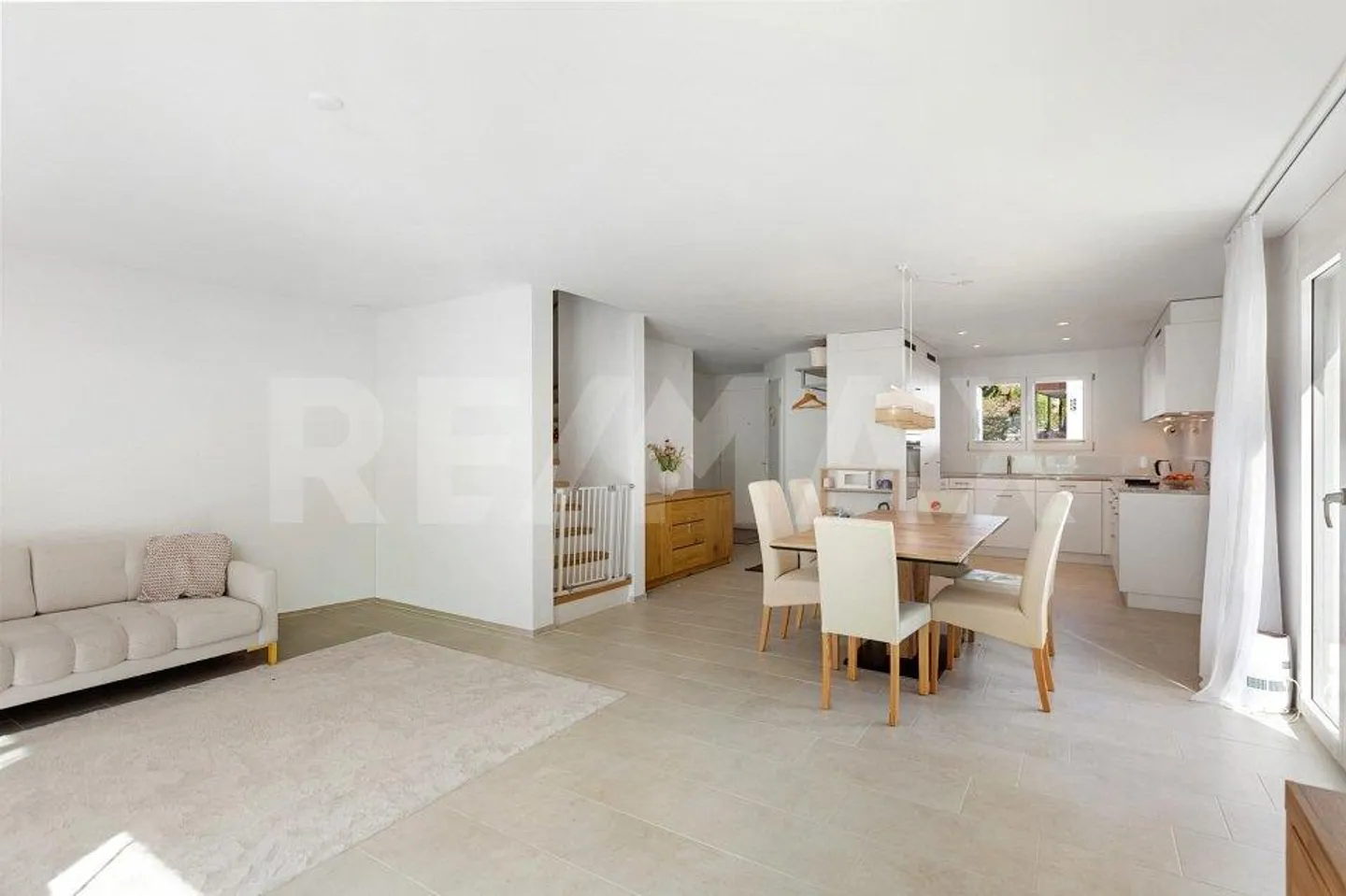 Casa bifamiliare di 5,5 stanze nuova in una posizione tranquilla - Foto 3 di 10