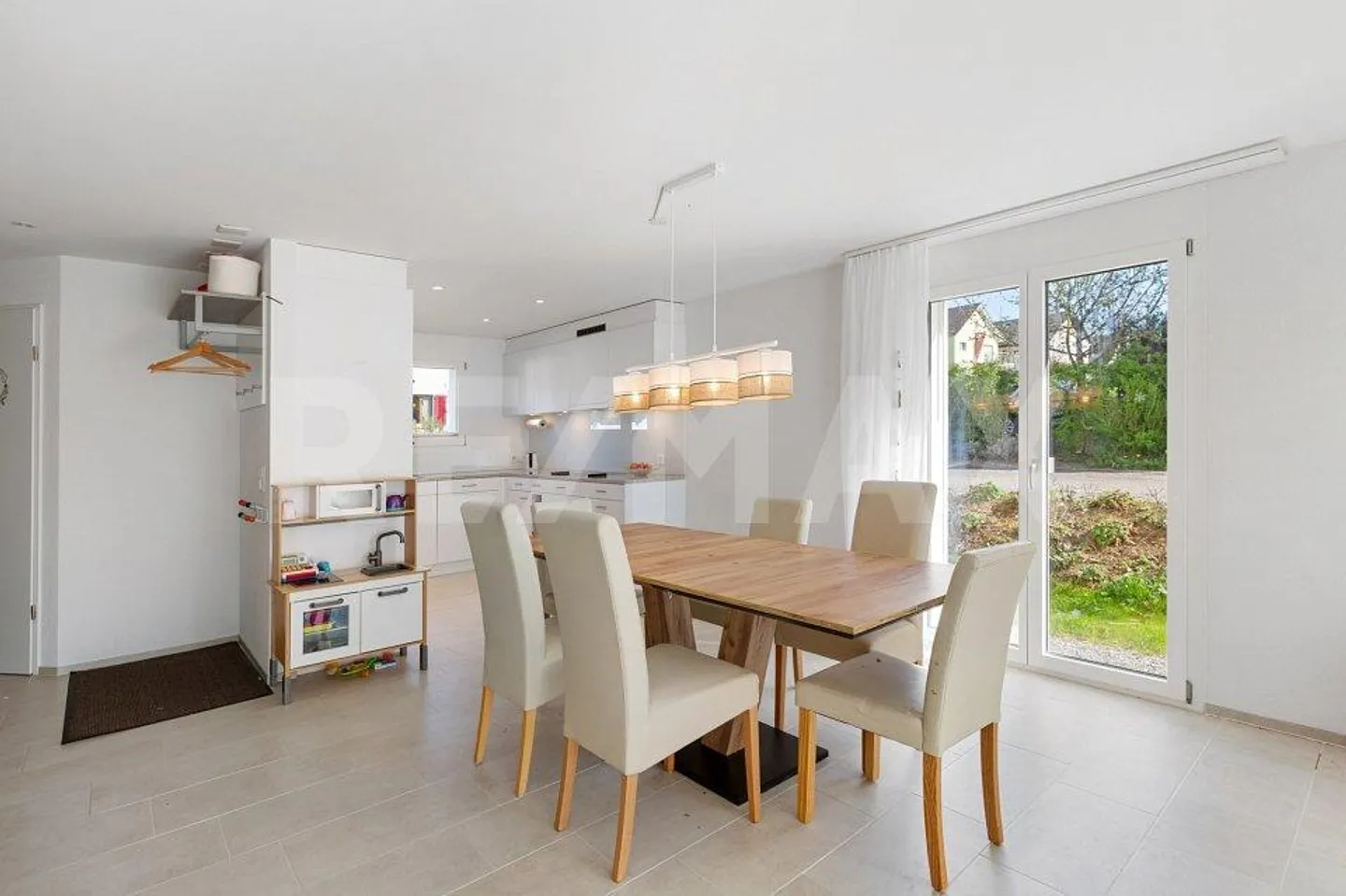 Casa bifamiliare di 5,5 stanze nuova in una posizione tranquilla - Foto 5 di 10