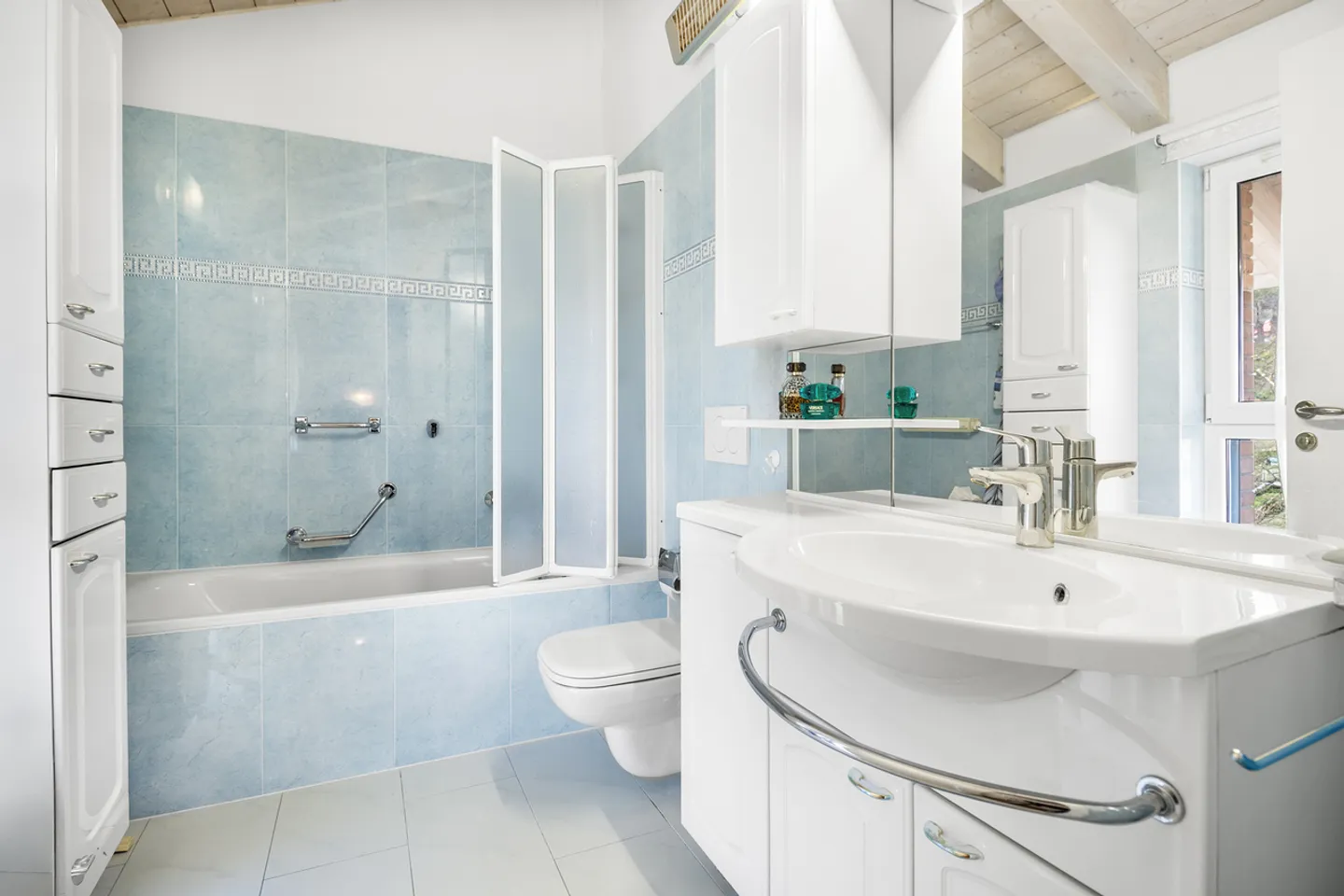 Helles Dachgeschossapartment mit offener Aussicht - Foto 7 von 10