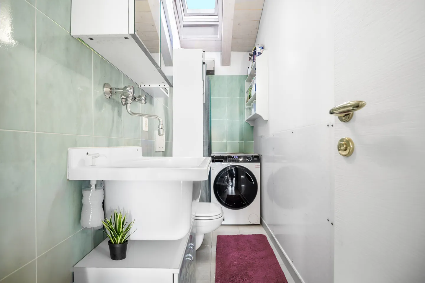 Helles Dachgeschossapartment mit offener Aussicht - Foto 9 von 10