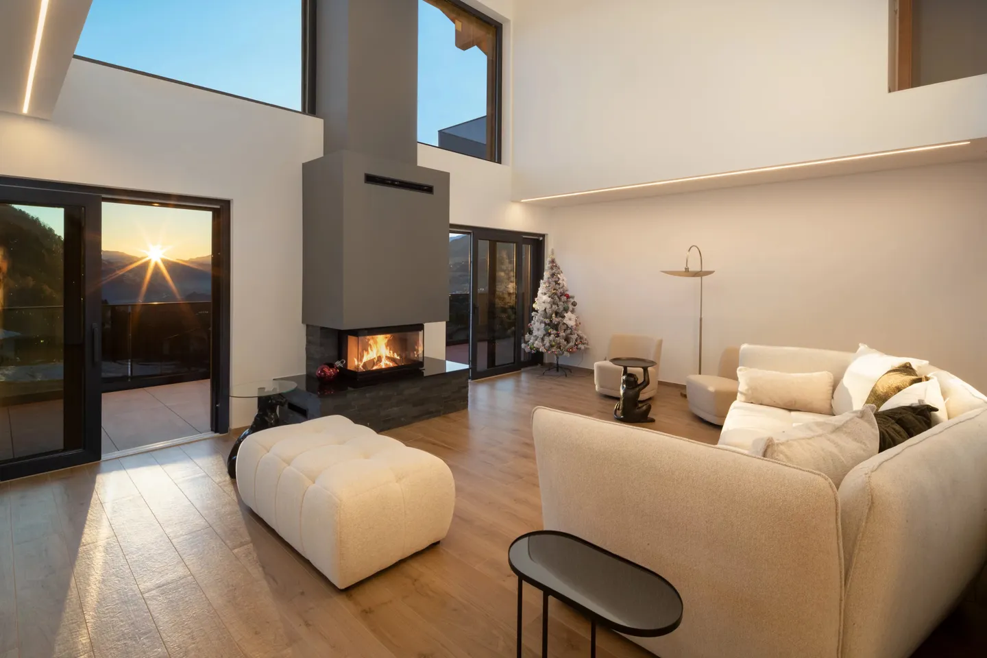 Modern 6.5-room chalet with elevator, panoramic views and high-quality furnishings in Lens / Crans-Montana - Photo 1 of 45