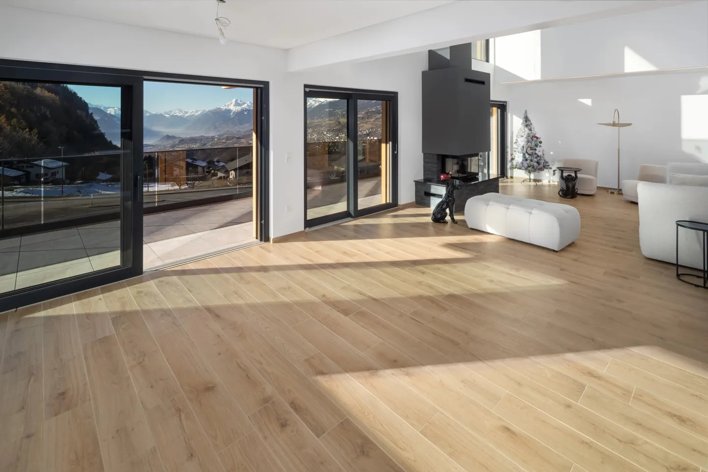 Modern 6.5-room chalet with elevator, panoramic views and high-quality furnishings in Lens / Crans-Montana - Photo 2 of 45