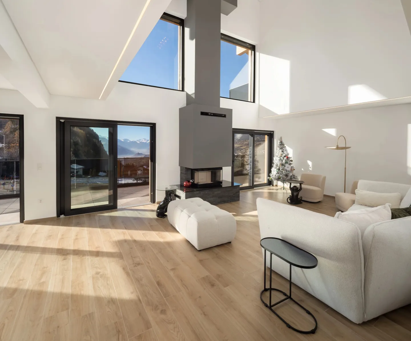 Modern 6.5-room chalet with elevator, panoramic views and high-quality furnishings in Lens / Crans-Montana - Photo 3 of 45