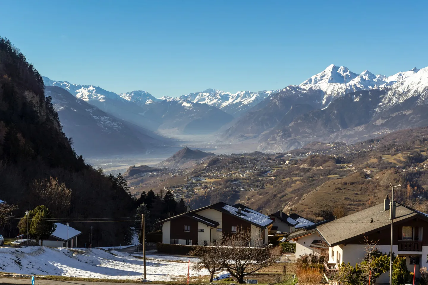 Modern 6.5-room chalet with elevator, panoramic views and high-quality furnishings in Lens / Crans-Montana - Photo 4 of 45