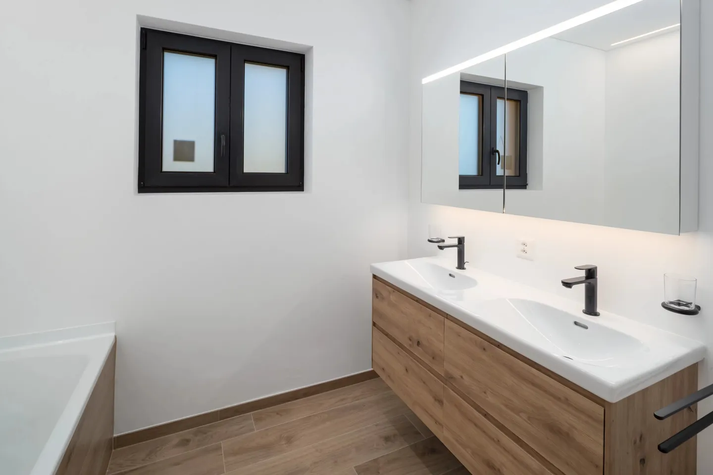 Modern 6.5-room chalet with elevator, panoramic views and high-quality furnishings in Lens / Crans-Montana - Photo 17 of 45